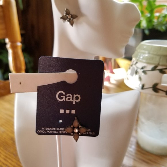 NWT GAP EARRINGS - Picture 2 of 4